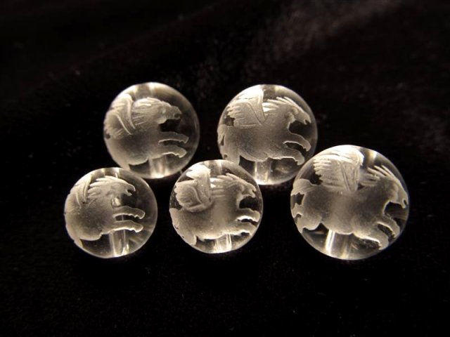 ペガサス(馬)彫り】☆ 素彫り ☆天然水晶【 ペガサス 】彫り珠☆縦穴