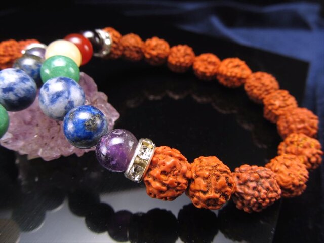 ◇激安価格！！◇聖なる実と7色の天然石◇古代インドから伝わる