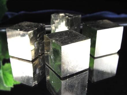 良質！キューブタイプ】◇ギラギラ金色光沢！結晶原石◇強力な邪気払い