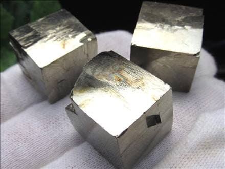 良質！キューブタイプ】◇ギラギラ金色光沢！結晶原石◇強力な邪気払い