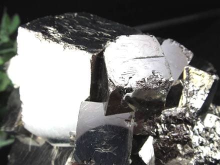 シ*a様 フールズゴールド級の輝き！約2kgのパイライト原石（台座