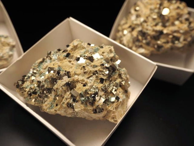 美品✨クォーツ＆パイライト 母岩付き クラスター(大) ◇Mサイズ◇激レア！母岩付き◇ギラギラ輝く結晶！◇フランス