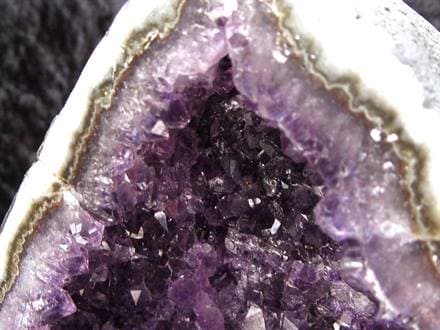 極上キラキラ結晶 ウルグアイ産アメジストドーム 花結晶 クラスター紫水晶 410 ☆天然の神秘が放つ高貴な輝き！☆濃淡の美しい紫結晶が織りなす幻想的