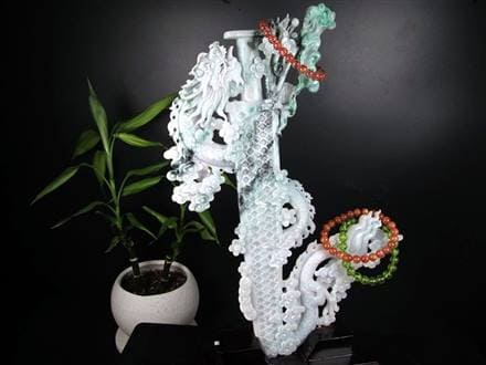 バイヤー厳選!!】◇高級翡翠原石使用◇秀逸！一刀一石彫り◇龍が守護