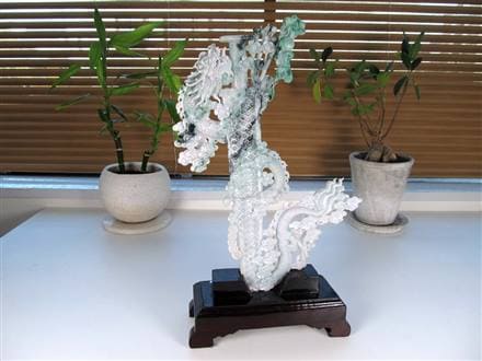 バイヤー厳選!!】◇高級翡翠原石使用◇秀逸！一刀一石彫り◇龍が守護