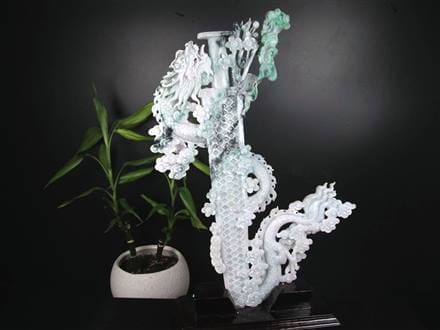 バイヤー厳選!!】◇高級翡翠原石使用◇秀逸！一刀一石彫り◇龍が守護