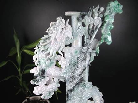 バイヤー厳選!!】◇高級翡翠原石使用◇秀逸！一刀一石彫り◇龍が守護