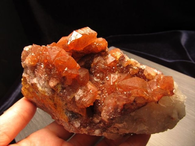 ☆希少！珍しいレッド・層状結晶☆近年発見された天然赤水晶☆モロッコ