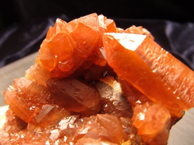 ☆希少！珍しいレッド・層状結晶☆近年発見された天然赤水晶☆モロッコ