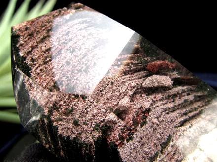 最高品質　無限の生命と財運を象徴する大地の守護石　奇跡の龍神庭園千層幻影水晶 ◇龍神が宿る神秘の絶景◇赤・緑・白が織りなす天然芸術◇幾重にも