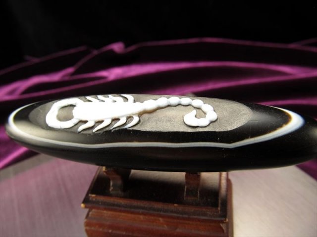 メノウの置物 黒色台座付き