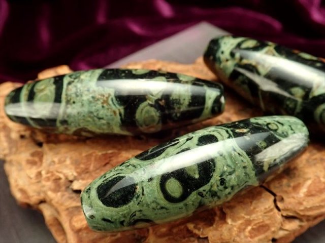 ☆太古に生まれた神秘の石☆グリーンとブラックの美麗マーブル☆大地の