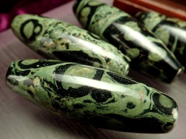 レア‼️30年前の台湾*上肯製【龍紋天珠勾玉】　本物ジャスパー鑑定機関鑑別書取得品 ☆太古に生まれた神秘の石☆グリーンとブラックの美麗マーブル☆大地の