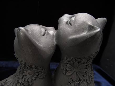 ☆特選一品☆希少レア☆繊細フラワー彫刻【愛らしい夫婦猫シュンガイト