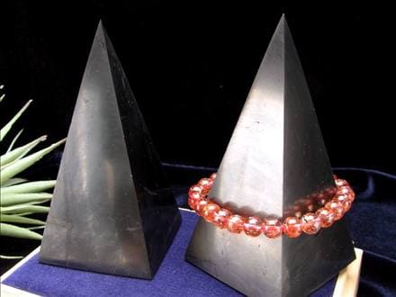 ◇産地直送!!◇鋭利なピラミッド置物◇艶なしマットタイプ◇20億年前に