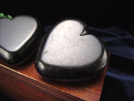 ◇ハートデザイン◇地球上で唯一の天然フラーレンを含む希少鉱物