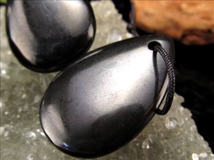 ◇地球上で唯一の天然フラーレンを含む希少鉱物◇ペンダント