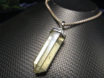 ☆宇宙由来の神秘石☆透明感あふれる黄金カラー☆強力なお守りリビアン