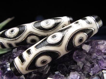 希少　銀線　龍紋模様と馬蹄痕あり　三眼天珠 希少 銀線 龍紋模様と馬蹄痕あり 三眼天珠 馬蹄痕