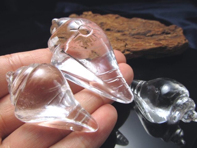 ◇仏教の八吉兆のひとつ◇希少なヒマラヤ産天然水晶使用◇片手に収まる