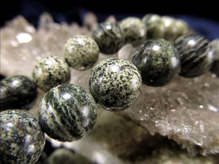 ☆サーペンティン原石☆赤蛇紋岩【入りコン沢・カチ割・110g】