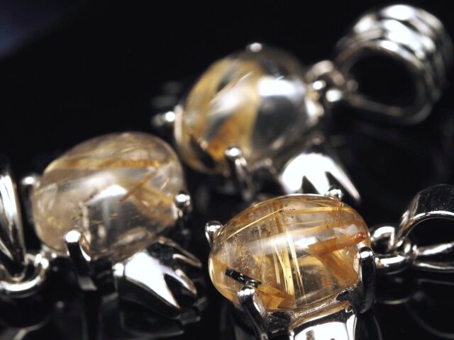 ◇超人気！天使ペンダントトップ◇ゴールドルチルクォーツ エンジェル