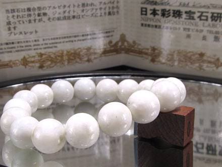 玉井堂作品】☆鑑別書付属！糸魚川翡翠を含む希少石☆上品な乳白色の艶