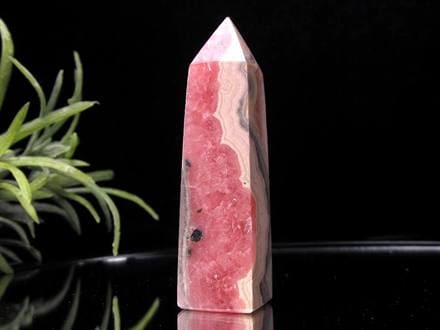 ◇濃色ピンクレッド◇結晶の煌めきと縞模様が美しい◇情熱的な恋を
