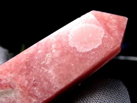 ◇濃色ピンクレッド◇結晶の煌めきと縞模様が美しい◇情熱的な恋を