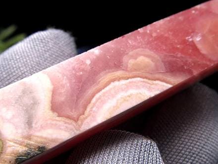 ◇濃色ピンクレッド◇結晶の煌めきと縞模様が美しい◇情熱的な恋を