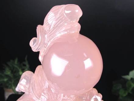 可愛いパワーストーン ローズクォーツのイルカの置物 ◇匠が宿す芸術彫刻◇夢を叶える宝珠＆幸運イルカ◇潤いあるローズ