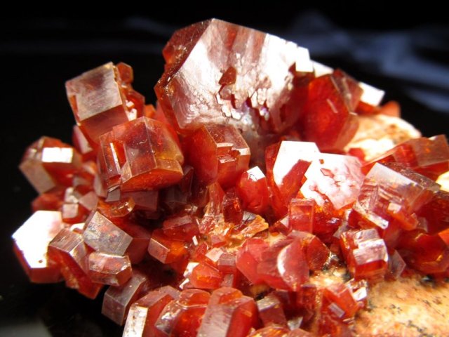 ☆まばゆい光沢！☆濃いバナジナイト結晶クラスター☆困難を乗り越える