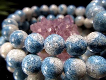 ◇美しいペールブルー◇美麗な斑点模様◇厳しい自然が生んだ神秘の石  