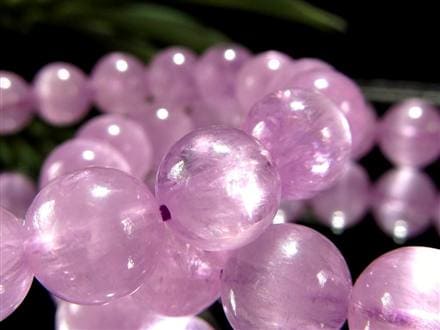 ☆華やかライラックピンク☆透明感あり！☆キャツアイ効果のある珠も