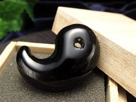 ◇深黒の輝き◇現地職人が一点一点手磨き◇最強の魔除け・邪気払いの石