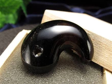 ◇深黒の輝き◇現地職人が一点一点手磨き◇最強の魔除け・邪気払いの石