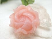 ★『愛』と『美』のシンボル★上品パステルピンク★愛され力最強の組み合わせ★10月の誕生石★ペンダントの作成やお守りにも★1点物★ピンクオパール【蛋白石】薔薇型ルースタンブル★幅約18mm★約4.2g★ポーチ付き★【オーストラリア産】