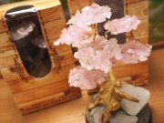 ◆大人気！天然石ツリー◆代表的な恋愛運パワーストーン◆春のディスプレイに◆浄化！風水に◆デンバー展示会商品◆ローズクォーツさざれ　ツリー◆専用箱入り◆高さ約12cm◆