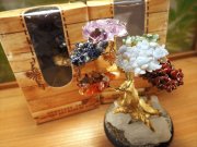 ◆大人気！天然石ツリー◆古代インドから伝わるエネルギー補給◆春のディスプレイに◆浄化！風水に◆デンバー展示会商品◆チャクラ天然石さざれ　ツリー◆専用箱入り◆高さ約12cm◆