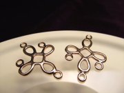 ◆高品質Silver925パーツ◆使い方様々！手作りアクセサリーのアクセントに！◆カン付きクロスコンポーネント◆縦約23mm 横約16.4mm カン穴内径約1.8mm◆ピンクゴールド仕様◆CMP118◆