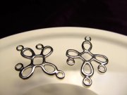 ◆高品質Silver925パーツ◆使い方様々！手作りアクセサリーのアクセントに！◆カン付きクロスコンポーネント◆縦約23mm 横約16.4mm カン穴内径約1.8mm◆ロジウム仕様◆CMP119◆