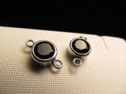 ◆高品質Silver925パーツ◆使い方様々！手作りアクセサリーのアクセントに！◆オニキス付きコネクタコンポーネント◆直径約8mm カン穴内径約1.5mm◆アンティーク仕様◆CMP138◆