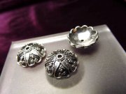 ◆ハイクォリティ・メタルパーツ◆花型　飾り金具◆約１３mm　【穴径1.5ミリ】◆10個入り・250円◆真鍮　シルバー◆H19◆