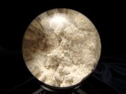 ★【バイヤー厳選！秘蔵放出】★超透明！白庭園水晶丸玉★幻想的な雪風景を閉じ込めた水晶★限定1点物★極上ホワイトガーデンクォーツ【庭園水晶】丸玉置物★直径約52.6mm★197g★専用台座付き★【ブラジル産】