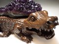 アメジストクラスター鰐彫り台座