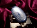 ◆激レア！限定入荷！◆神秘的な輝き◆深く美しいブルーグラデーション◆つやつや美シラー入り!!◆1点物◆カイヤナイト ルースタンブル【藍晶石】◆縦約28.3mm◆6.6g◆携帯用ポーチ付き◆【ケニア産】