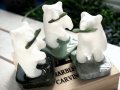 ◆まるで雪の結晶！◆白く輝く！キラキラ白熊彫刻置物◆強さの象徴◆立ち上がる白熊彫刻置物　クリスタリンライムストーン【大理石】＆カナディアンジェイド【翡翠】◆最大幅3.5cm　高さ6cm◆専用木箱付き◆【カナダ産】