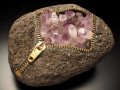★限定入荷！★芸術的な面白いデザイン！★アメジストポイント【ベラクルス州産】＆ジッパー★お洒落な空間作りに！★1点物★ジッパーストーン置物★最大幅約120mm★高さ約50mm★【メキシコ・ベラクルス州ラスヴィガス鉱山産】