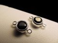 ◆高品質Silver925パーツ◆使い方様々！手作りアクセサリーのアクセントに！◆オニキス付きコネクタコンポーネント◆直径約8mm カン穴内径約1.5mm◆CMP133◆