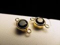 ◆高品質Silver925パーツ◆使い方様々！手作りアクセサリーのアクセントに！◆オニキス付きコネクタコンポーネント◆直径約8mm カン穴内径約1.5mm◆18金ゴールド仕様◆CMP134◆